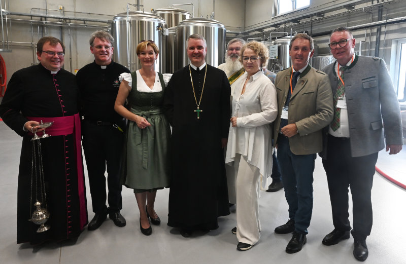 Monsignore Markus Heinz, Pfarrer von Pyhra, Prior Pater Pirmin Mayer, Monika Fischer, Bürgermeisterin von Pyhra, Abt Patrick Schöder, Diakon Ludwig Göbl, Pfarre Pyhra, LR Christiane Teschl-Hofmeister, Josef Sieder, Direktor der LFS Pyhra, Heinz Par / Bernhard Herzinger Monsignore Markus Heinz, Pfarrer von Pyhra, Prior Pater Pirmin Mayer, Monika Fischer, Bürgermeisterin von Pyhra, Abt Patrick Schöder, Diakon Ludwig Göbl, Pfarre Pyhra, LR Christiane Teschl-Hofmeister, Josef Sieder, Direktor der LFS Pyhra, Heinz Par